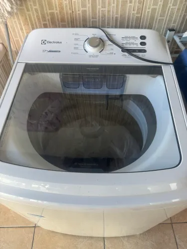 Vende-se uma máquina de lavar semi nova 17 kg marca Eletrolux.