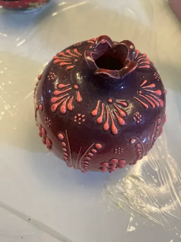 Romã turca em cerâmica pintada a mão com relevo para decoração
