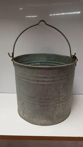 Balde antigo de metal galvanizado  Gazarra número 10
