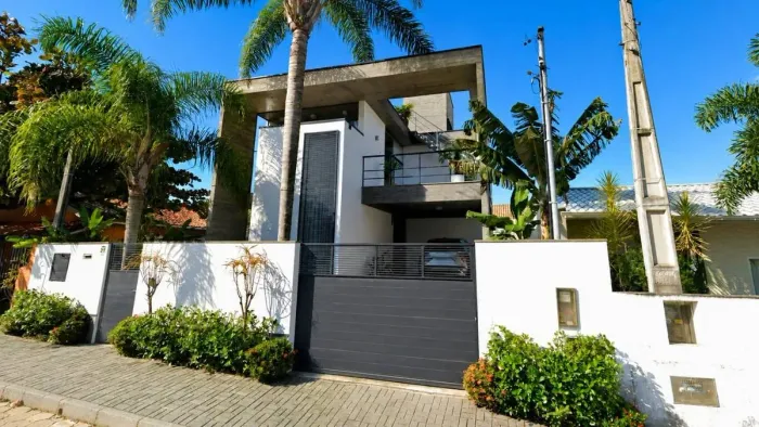 Casa de dois andares na Praia do Quilombo em Penha | 3 Dormitórios | 236 m² [002561]