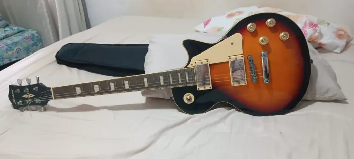Guitarra Mundomax<br>Retirada em Nilópolis. <br>Somente venda.