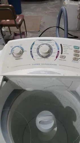 Vendo essa máquina de lavar semi nova 10 kg , nada para fazer pegar e usar
