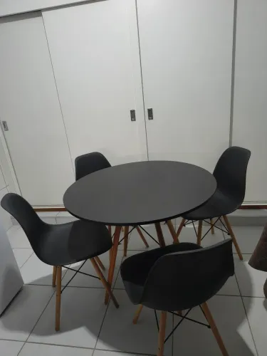 Conjunto de mesa com 4 cadeiras preta