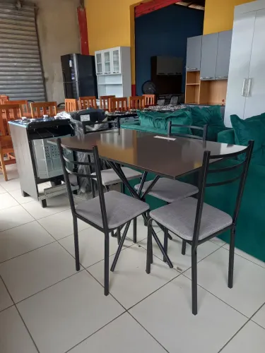 Mesa de 4 cadeiras de segunda mão