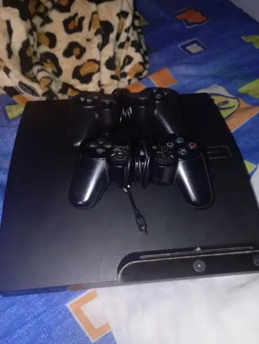 Ps3 slim desbloqueado hen 4.93 dois controles já vem com jogos para jogar