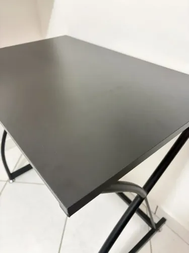 Escrivaninha preta compacta com pés em aço curvo - home office