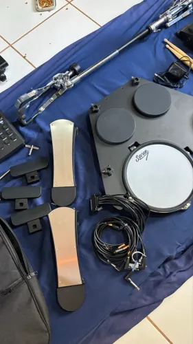 Bateria CPD100/Banco/Estante de caixa/Pedal Bumbo com Pad, Par de Baquetas/ Bag Mochila