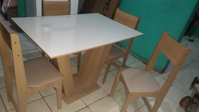 Mesa de jantar com 4 cadeiras