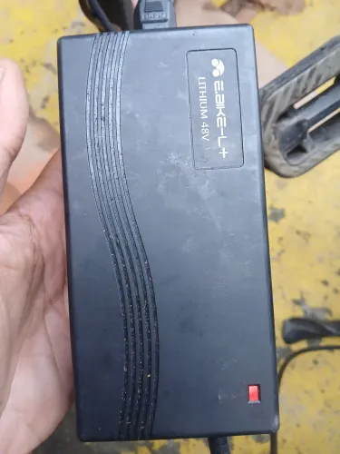 Carregador de bike eletrica lev plus novo!!!