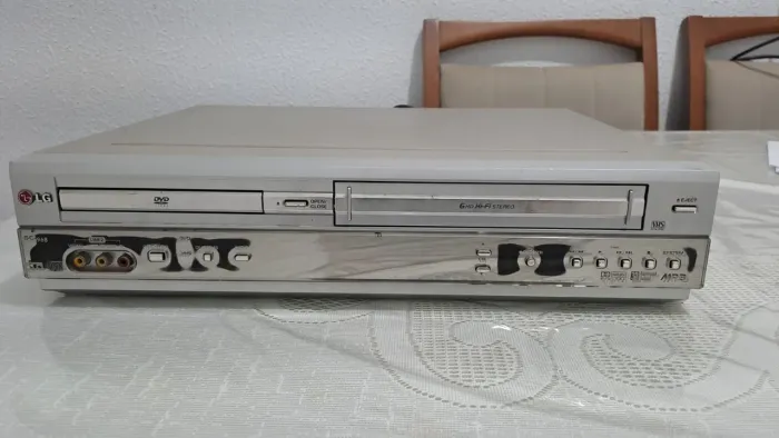 Vídeo Cassete /DVD LG 596b