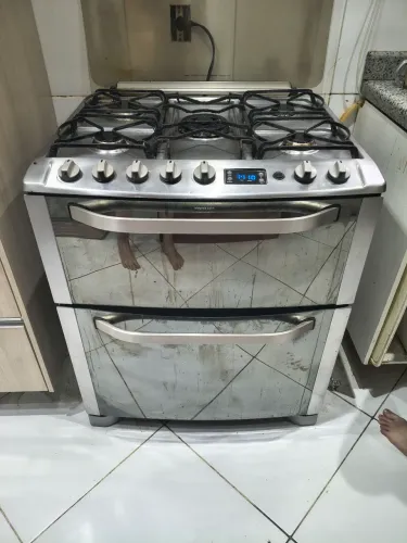 FOGÃO ELECTROLUX COM 5 BOCAS E DOIS FORNOS.