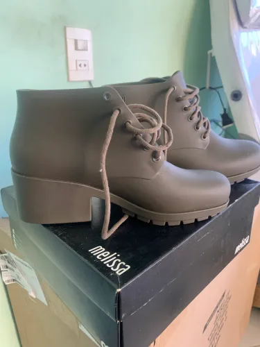 Bota Melissa cano curto 