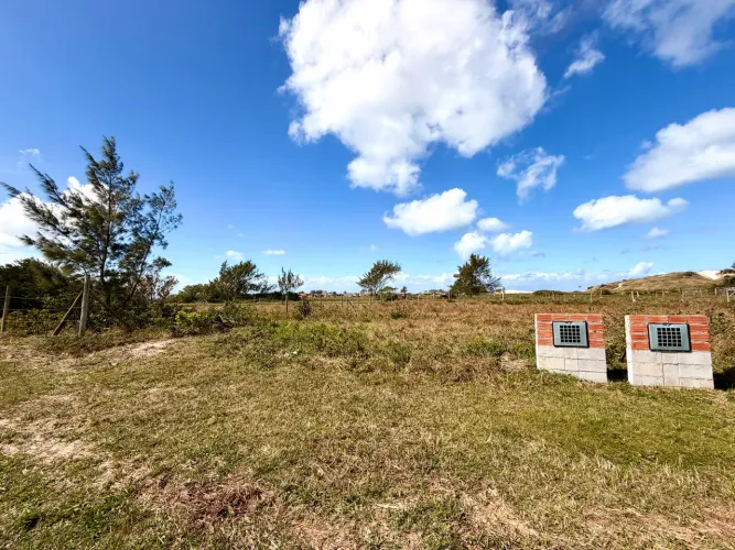 TERRENO 300m² COM ÁGUA