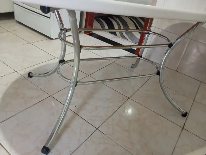 Mesa oval com duas banquetas 