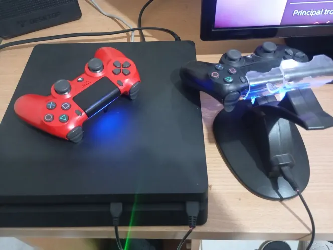 Ps4 slim 2 controles 1 carregador 1tb