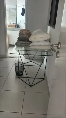 Mesa Tok Stok com Pés de Ferro e tampa de Vidro. 
