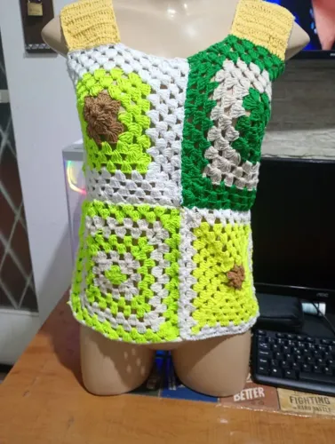 Blusa de crochê quadrados coloridos 42