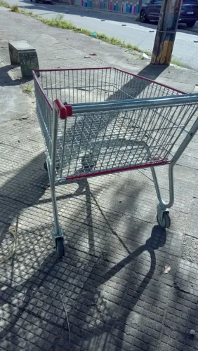 Vendo 2 carrinhos de supermercado