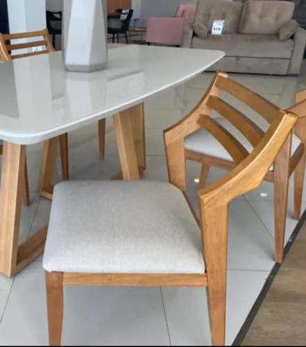 Vendo 4 cadeira de madeira maciça