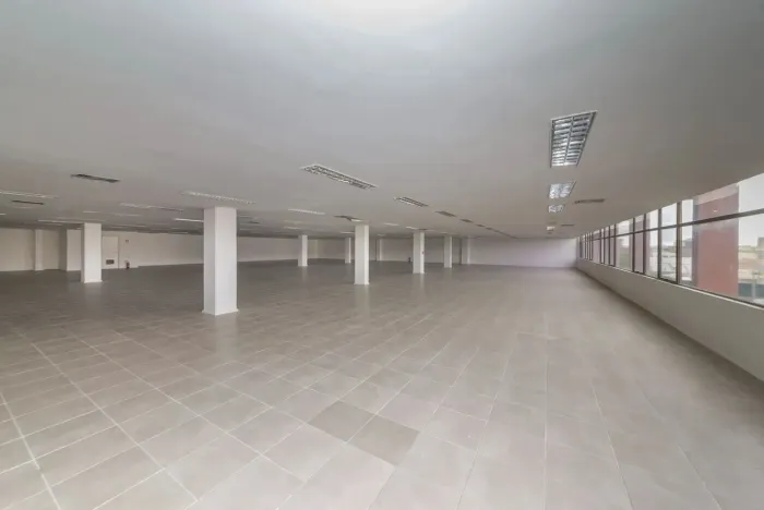 Sala de 900m² para locação, no 4º distrito.