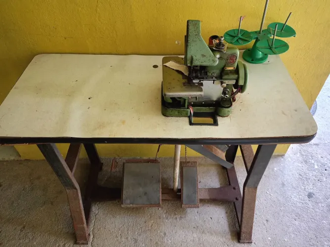 Máquina oveloque 