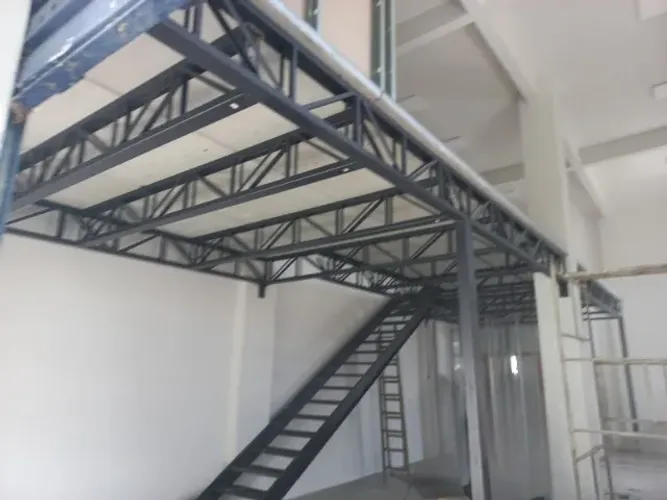 Mezaninos e Escadas Metálicas Sob Medida.