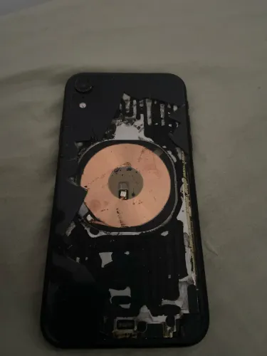 iPhone XR 64GB com a traseira quebrada, porém funcionando normalmente!