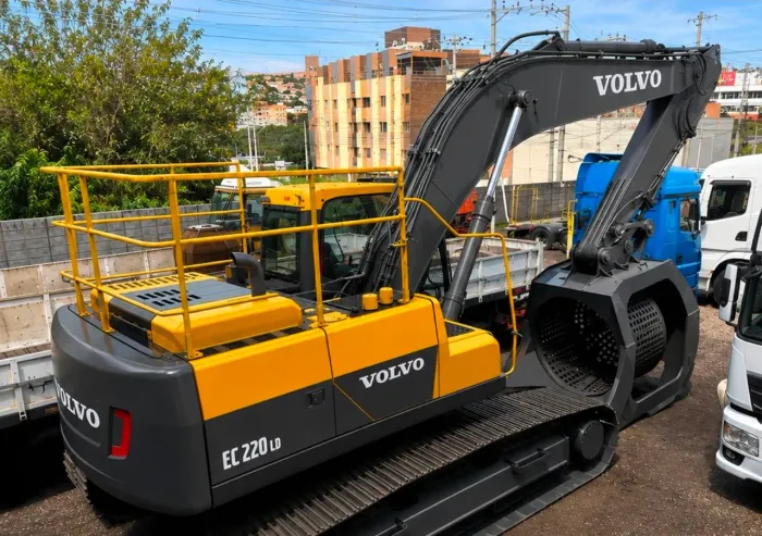 Escavadeira volvo EC-220 com Peneira Rotativa Ano 2020