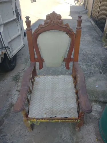 Cadeira de madeira pra reformar
