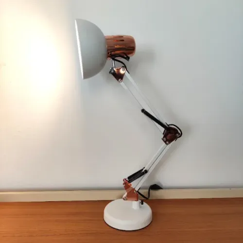 luminária de mesa pixar branca e cobre