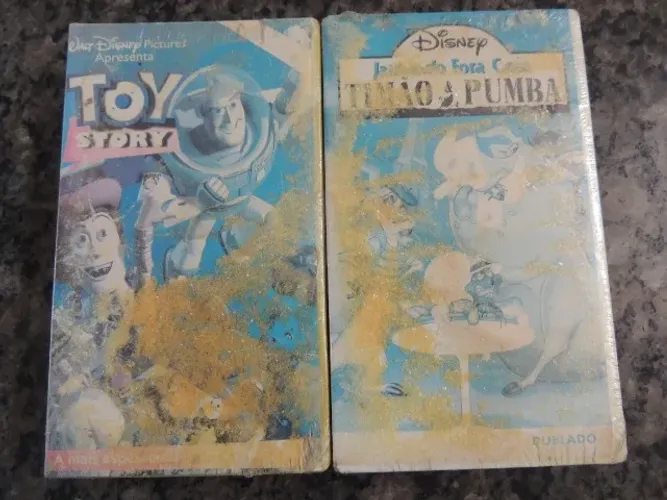 VHS TOY STORY + JANTANDO FORA COM TIMÃO E PUMBA - LACRADOS DE FÁBRICA COM AVARIA EXTERNA