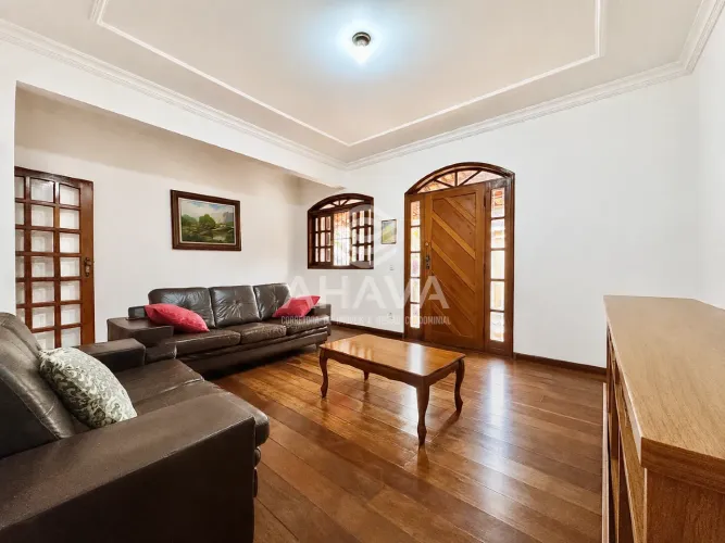 Casa de 2 pavimentos - 6 Quartos 2 Suíte, 6 vagas à Venda, 360 m², Santa Mônica, próximo à