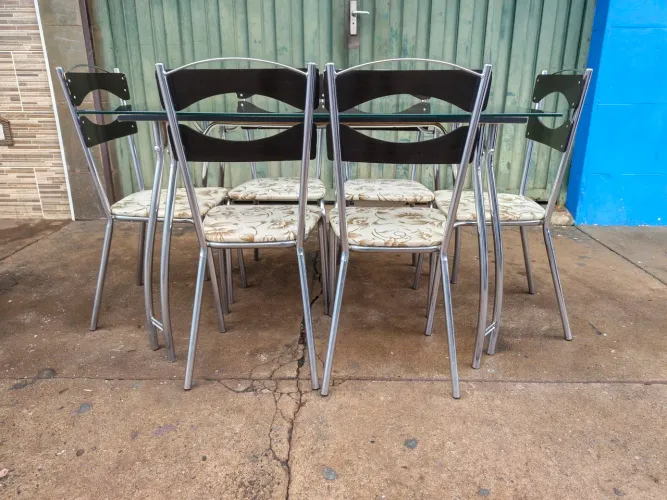 Vendo mesa de jantar com 6 cadeiras tampo de vidro