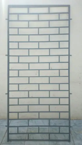Grade nova de proteção para porta