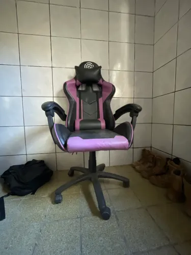 CADEIRA GAMER PRATICAMENTE NOVA