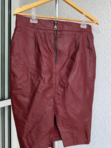 Saia reta em Couro legítimo cor marsala - Tam P