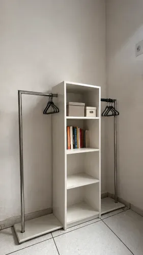 CONJUNTO DE ESTANTE COM CABIDEIRO E MESA COM CABIDEIRO