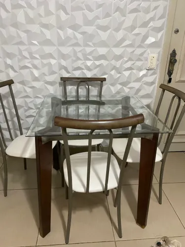 Vendo mesa de jantar com 4 cadeiras