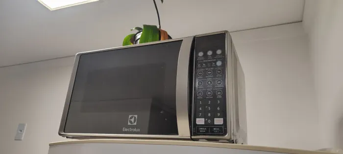 Micro-ondas Electrolux MTD30 (de 20 Litros, na cor cinza/inox)