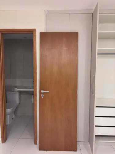 Porta medindo 2,10x0,68