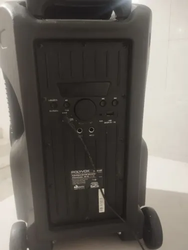 Caixa de som polivox em perfeito estado .potência de 400 w bluetooth