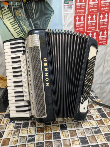 Sanfona HOHNER 96 baixos quartas