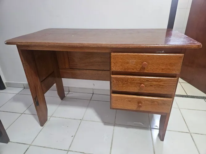 Escrivaninha de madeira