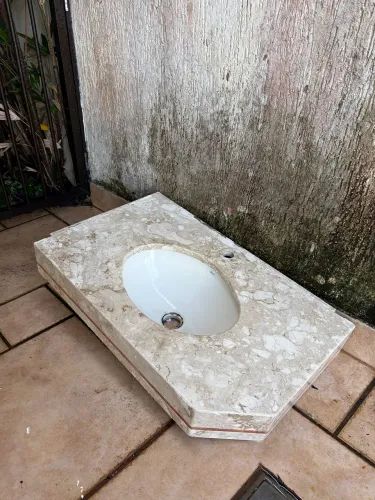 Pia de lavabo com bancada em mármore