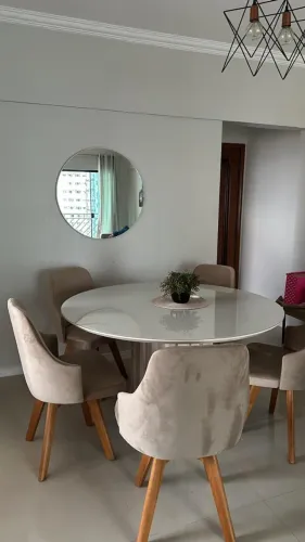 Mesa de jantar redonda com 5 cadeiras