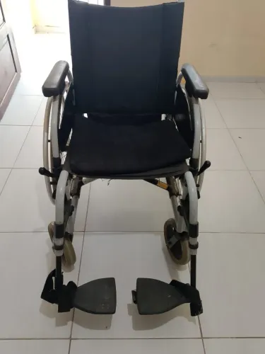 Cadeira de Rodas seminova em ótimo estado de conservação