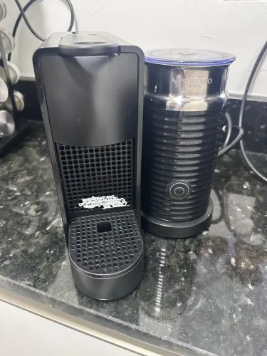 Kit Cafeteira Nespresso Essenza Mini + Aeroccino 3 (Espumador de Leite) - 127v