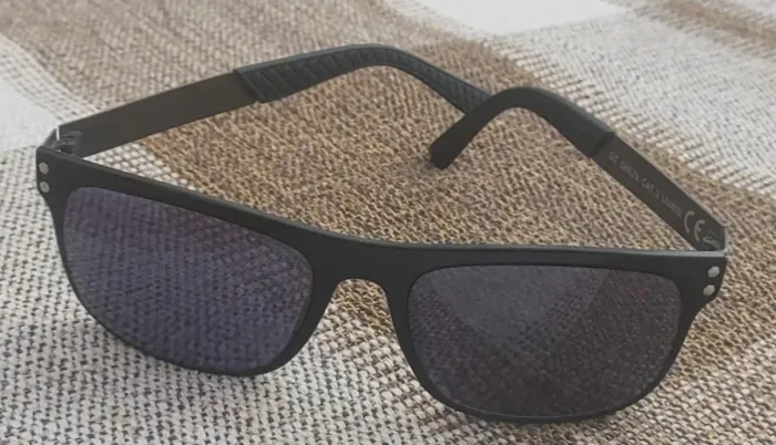 Óculos de sol unissex veste super bem.