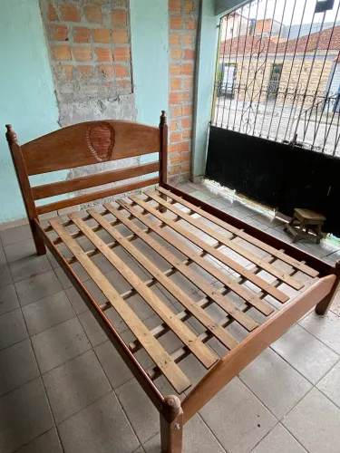 base de cama de madeira