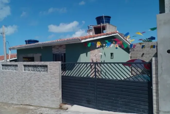 ALUGA-SE CASA COM PISCINA TODA MOBILIADA, LOCALIZADA PRÓXIMO AO TERMINAL DE JAGUARIBE